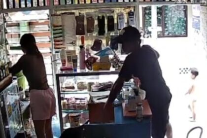 Tersangka residivis kambuhan inisial AS, 30, terekam kamera CCTV saat mencuri handphone milik korban YS di Warung Enza Cell Jl Pangeran Antasari, Gg Cempaka II, No 13, RT 001/009, Kecamatan Kebayoran Baru, Jakarta Selatan, Senin (6/10/2025). Foto: Tangkapan layar kamera CCTV