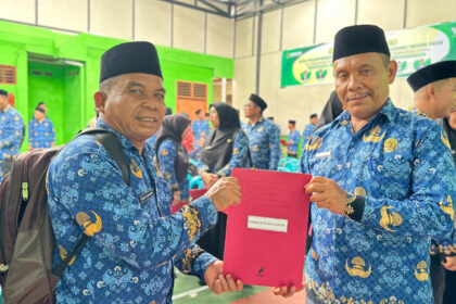 Dirman Tumangger hari itu. Sosok petugas keamanan di MTsN Pakpak Bharat (kanan)