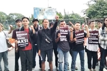 BEM STH Jentera, Front Mahasiswa Nasional (FMN), Gerakan Mahasiswa Nasional Indonesia Cabang Jakarta Selatan, Pemuda Baru Indonesia, Serikat Mahasiswa Indonesia dan Serikat Mahasiswa Progresif, tergabung dalam Aliansi Nasional Pemuda Mahasiswa melakukan aksi simbolik memperingati Hari Sumpah Pemuda ke-97 di depan Kebun Binatang Ragunan, Pasar Minggu, Jakarta Selatan, Selasa (28/10/2025). Foto: Istimewa