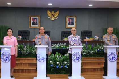 Mendiktisaintek Brian Yuliarto bersama Wakapolri, Komjen Pol Dedi Prasetyo, As SDM Kapolri, Irjen Pol Anwar, dan Bhayangkari, saat melunching SPMB Tahun Ajaran 2026/2027 di Ruang Pusdalsis, Gedung Utama Mabes Polri, Selasa (28/10/2025). Foto: Ist