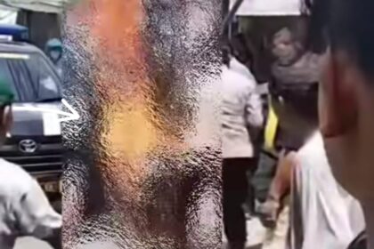 Maling motor yang terbakar saat hendak diamankan petugas di Jalan Jojoran III, Gubeng, Surabaya, Kamis (30/10/2025). Foto: Tangkapan layar Instagram @info.negri