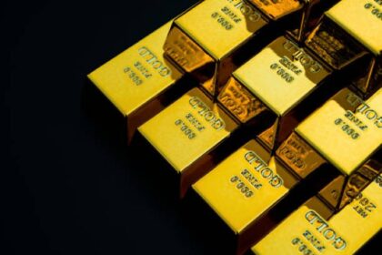 Ilustrasi, emas batangan pada latar belakang hitam. Foto: Istock @Freer Law