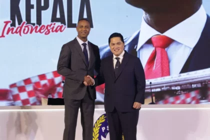 Ketum PSSI Erick Thohir bersama Patrick Kluivert. Foto : Ist