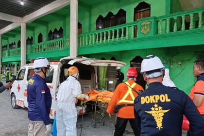 Proses evakuasi korban ambruknya bangunan musala Ponpes Al Khoziny, Buduran, Kabupaten Sidoarjo, Senin (6/10/2025). Foto: Ist