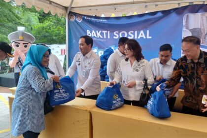 Kepala Kantor Imigrasi Kelas I Khusus Non TPI Jakarta Selatan, Bugie Kurniawan dan jajaran bersama pihak mall membagikan 100 paket sembako kepada warga dalam kegiatan Festival Keimigrasian dan Bakti Sosial di Kebayoran Park Mall, Pesanggrahan, Jakarta Selatan, Rabu (8/10/2025). Foto: Joesvicar Iqbal/ipol.id