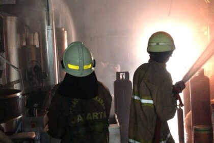 Petuags damkar memadamkan api yang berkobar di Jalan Bunga, Kelurahan Palmeriam, Matraman, Jakarta Timur, Senin (6/10/2025). Foto: Ist