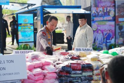 Presiden Prabowo Subianto didampingi Kapolri Jenderal Listyo Sigit Prabowo memimpin pemusnahan narkotika sebanyak 214,84 ton di Lapangan Bhayangkara, Kebayoran Baru, Jakarta Selatan, Rabu (29/10/2025). Foto: Ist