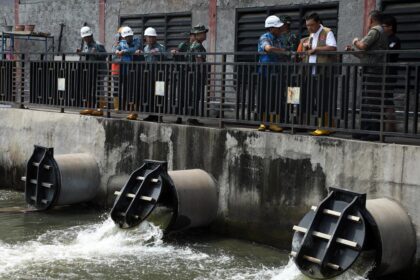 Deputi Bidang Penanganan Darurat BNPB Mayjen TNI Budi Irawan (kemeja putih rompi cokelat) saat meninjau rumah pompa air Tenggang di Kota Semarang, Jumat (31/10/2025). Foto: Ist
