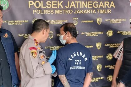 Kapolsek Jatinegara, Kompol Samsono merilis kasus penganiayaan yang mengakibatkan kematian, Rabu (29/10/2025). Foto: Joesvicar Iqbal/ipol.id