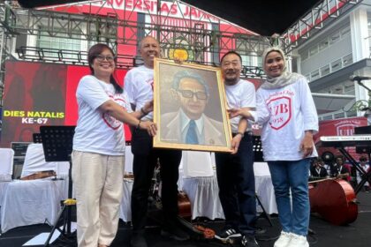 Heroe Waskito, mewakili alumni menyerahkan lukisan KPH Soedarisman Poerwokoesoemo karya salah satu alumni Lidwina Riestanti kepada Rektor Universitas Janabadra.