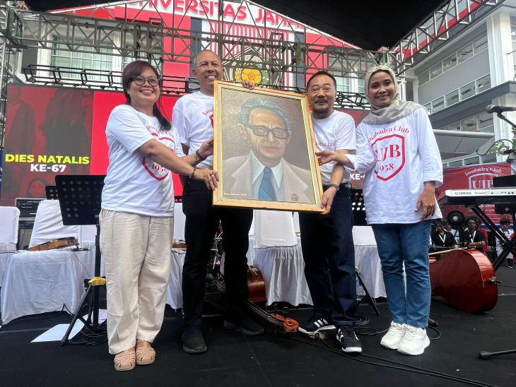 Heroe Waskito, mewakili alumni menyerahkan lukisan KPH Soedarisman Poerwokoesoemo karya salah satu alumni Lidwina Riestanti kepada Rektor Universitas Janabadra.