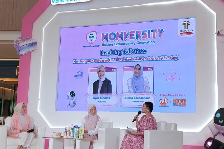 Talkshow inspiratif Alyssa Soebandono dan Psikolog Klinis Ayoe Sutomo dalam memberikan edukasi untuk keluarga, di acara Big Bang Momversity 2025 digelar meriah di Bintaro Jaya Xchange Mall (BXc Mall), Tangerang Selatan. Foto: Ipol.id/Vinolla Romadhona