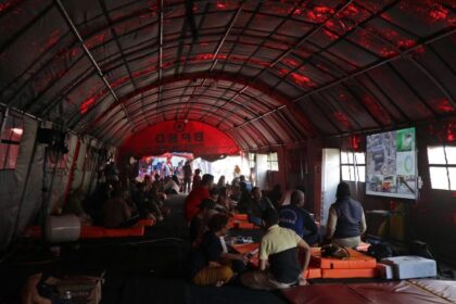 Keluarga dan wali korban insiden bangunan musala pondok pesantren Al Khoziny, Sidoarjo, Jawa Timur, ambruk, saat ini beraktivitas di tenda didirikan di halaman Rumah Sakit Bhayangkara, Surabaya, Kamis (9/10/2025). Tenda tersebut disediakan untuk menunggu proses identifikasi jenzah korban oleh pihak Disaster Victim Identification (DVI). Foto: Ist