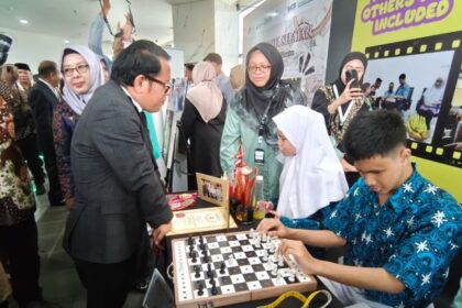 Sekjen Kemenag tinjau stan MAN 11 Jakarta di AICIS+ 2025