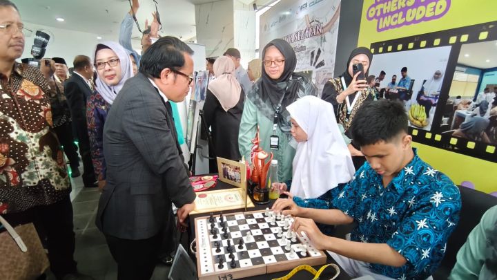 Sekjen Kemenag tinjau stan MAN 11 Jakarta di AICIS+ 2025