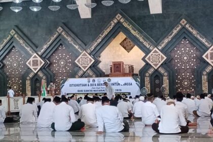 Suasana istighosah dan doa bersama dihadiri sebanyak 1.500 guru honorer Diniyah-Takmiliyah se-Jakarta, dan para santri. Kegiatan digelar Forum Komunikasi Diniyah Takmiliyah (FKDT) Provinsi DKI Jakarta di Masjid Agung At Tin, Jakarta Timur, Selasa (21/10/2025) siang. Foto: Joesvicar Iqbal/ipol.id