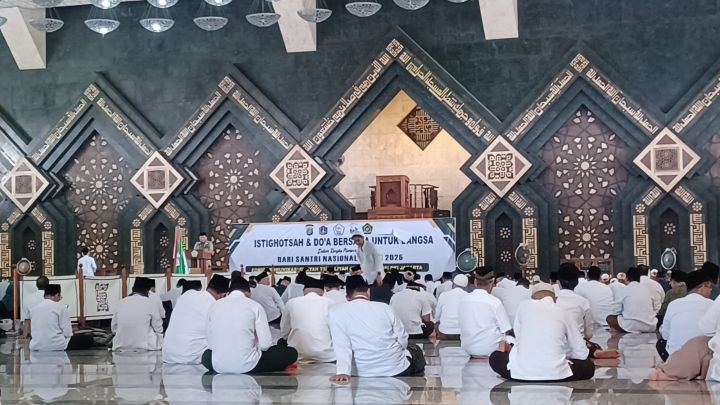 Suasana istighosah dan doa bersama dihadiri sebanyak 1.500 guru honorer Diniyah-Takmiliyah se-Jakarta, dan para santri. Kegiatan digelar Forum Komunikasi Diniyah Takmiliyah (FKDT) Provinsi DKI Jakarta di Masjid Agung At Tin, Jakarta Timur, Selasa (21/10/2025) siang. Foto: Joesvicar Iqbal/ipol.id