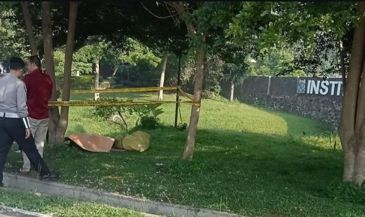 enemuan sesosok mayat di depan Kampus Institut Teknologi Bandung (ITB) Jatinangor, Senin, (6/10/2025). Foto: Tangkap layar IG @jatinangorbanget