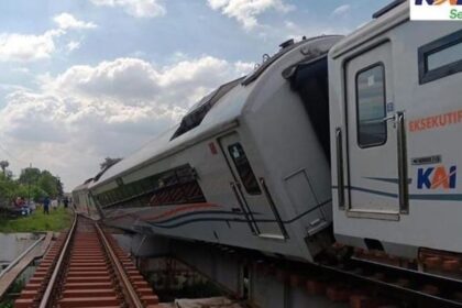 KA Purworejo relasi Gambir-Kroya anjlok saat melintas di Bekasi, Sabtu (25/10/2025). Foto: dok KAI