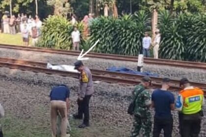 Seorang pria tewas tersambar kereta di Tanah Kusir Jakarta Selatan, saat ini sudah dalam penanganan petugas berwajib. Foto: Tangkap layar IG @ulujamitv