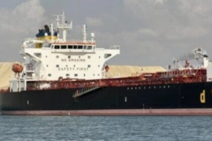 Sebuah kapal komersial tertembak oleh "proyektil tak dikenal" di sebelah timur kota pelabuhan Aden, Yaman, pada hari Sabtu.