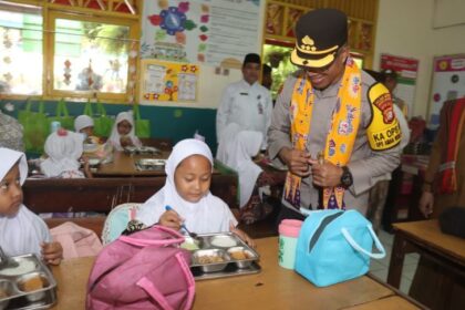 Kapolres Metro Jakarta Selatan, Kombes Pol Nicolas Ary Lilipaly dan jajaran, melakukan peninjauan langsung ke SPPG Polri Pejaten, Pasar Minggu, Jakarta Selatan dan menyempatkan diri mengunjungi sekolah penerima manfaat, Jumat (3/10/2025). Foto: Ist