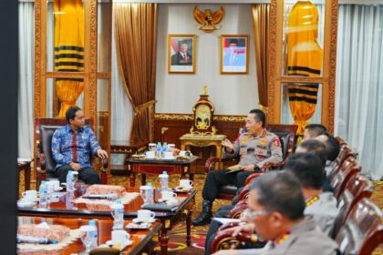 Kapolri Jenderal Listyo Sigit Prabowo dan jajaran dalam audiensi bersama Menteri Kehutanan (Menhut) Raja Juli Antoni di Mabes Polri, Jakarta Selatan, Jumat (24/10/2025). Foto: Ist