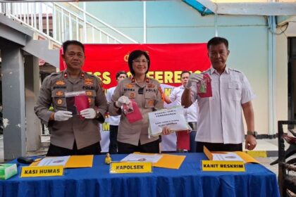 Kapolsek Jagakarsa, Kompol Nurma Dewi didampingi Kasi Humas Polres Metro Jakarta Selatan, Kompol Murodih dan Kanit Reskrim Polsek Jagakarsa, AKP Mujianto, menunjukkan barang bukti dan menghadirkan tersangka inisial TB nekat membakar kontrakan mantan kekasih dalam ungkap kasus di Mapolsek Jagakarsa, Jakarta Selatan, Senin (20/10/2025). Foto: Joesvicar Iqbal/ipol.id