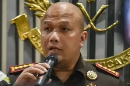 Irfan Wibowo Kepala Kejaksaan Negeri Kota Bandung (tengah) pada konferensi pers terkait dugaan Tipikor di Pemkot Bandung bertempat di Kantor Kejaksaan Negeri Kota Bandung, Kamis (30/10).