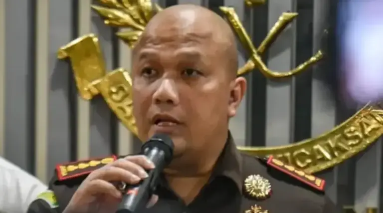 Irfan Wibowo Kepala Kejaksaan Negeri Kota Bandung (tengah) pada konferensi pers terkait dugaan Tipikor di Pemkot Bandung bertempat di Kantor Kejaksaan Negeri Kota Bandung, Kamis (30/10).