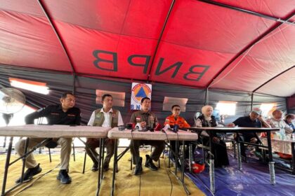 Kepala BNPB Suharyanto dan jajaran memberikan keterangan update penanganan musala Pondok Pesantren Al Khoziny, Buduran, Kabupaten Sidoarjo, Jawa Timur ambruk di Posko BNPB, Jumat (3/10/2025). Foto: Ist