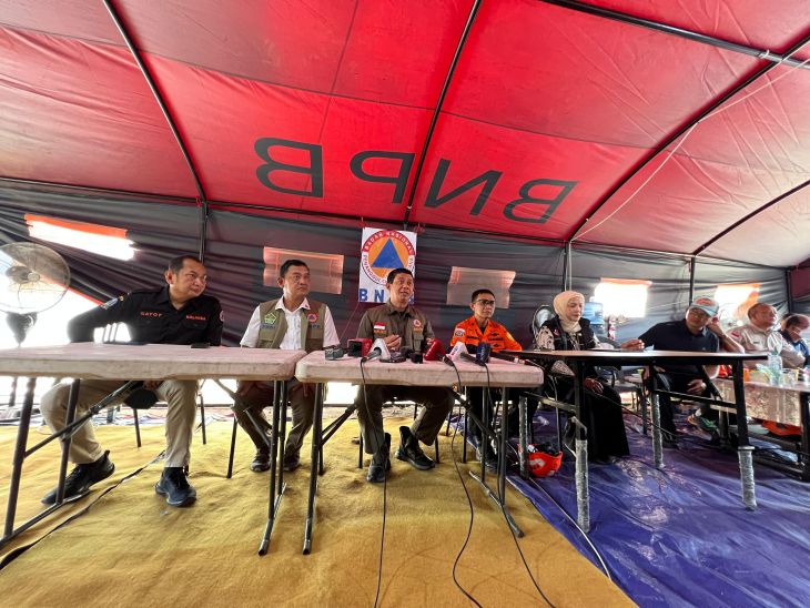 Kepala BNPB Suharyanto dan jajaran memberikan keterangan update penanganan musala Pondok Pesantren Al Khoziny, Buduran, Kabupaten Sidoarjo, Jawa Timur ambruk di Posko BNPB, Jumat (3/10/2025). Foto: Ist