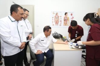 Gubernur DKI Jakarta Pramono Anung Wibowo didampingi President Director PT Bundamedik Tbk (BMHS), Agus Heru Darjono (paling kiri) dan President Commissioner PT Bundamedik Tbk, dr Ivan Rizal Sini (kedua kiri) melakukan mini medical check-up saat peresmian Bunda Clinic MRT Dukuh Atas di Jakarta, Rabu (22/10/2025). Foto: Ist