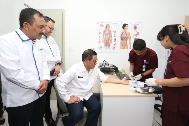 Gubernur DKI Jakarta Pramono Anung Wibowo didampingi President Director PT Bundamedik Tbk (BMHS), Agus Heru Darjono (paling kiri) dan President Commissioner PT Bundamedik Tbk, dr Ivan Rizal Sini (kedua kiri) melakukan mini medical check-up saat peresmian Bunda Clinic MRT Dukuh Atas di Jakarta, Rabu (22/10/2025). Foto: Ist
