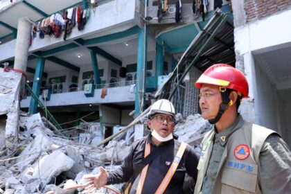 Deputi Bidang Penanganan Darurat BNPB, Mayjen TNI Budi Irawan (kanan) saat meninjau langsung proses pembersihan sisa puing reruntuhan bangunan Musala Pondok Pesantren (ponpes) Al Khoziny, Buduran, Kabupaten Sidoarjo, Jawa Timur, Senin (6/10/2025) siang. Foto: Ist