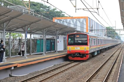 Perjalanan Kereta Rel Listrik (KRL) pada lintas Tanah Abang–Rangkasbitung atau Green Line kembali mengalami gangguan pada Rabu (22/10/2025). Gangguan tersebut terjadi setelah salah satu rangkaian KRL anjlok di Stasiun Rangkasbitung, Banten.