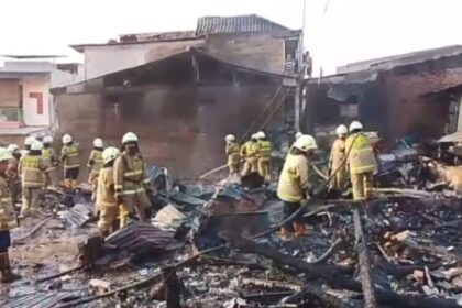 Sejumlah petugas Damkar saat memadamkan api hingga menghanguskan bangunan dan lapak barang bekas di Jalan Bojong Sari, RT 02 RW 06, Kelurahan Pondok Kelapa, Kecamatan Duren Sawit, Jakarta Timur, Jumat (10/10/2025) pagi. Foto: Joesvicar Iqbal/ipol.id