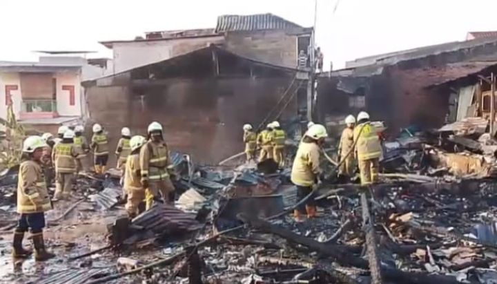 Sejumlah petugas Damkar saat memadamkan api hingga menghanguskan bangunan dan lapak barang bekas di Jalan Bojong Sari, RT 02 RW 06, Kelurahan Pondok Kelapa, Kecamatan Duren Sawit, Jakarta Timur, Jumat (10/10/2025) pagi. Foto: Joesvicar Iqbal/ipol.id