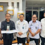 Kepala Lapas Narkotika Jakarta, Syarpani bersama jajaran saat mengamankan pengunjung dan barang bukti narkotika yang diselundupkan melalui makanan untuk warga binaan, Rabu (22/10/2025). Foto: Ist