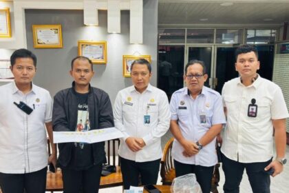 Kepala Lapas Narkotika Jakarta, Syarpani bersama jajaran saat mengamankan pengunjung dan barang bukti narkotika yang diselundupkan melalui makanan untuk warga binaan, Rabu (22/10/2025). Foto: Ist