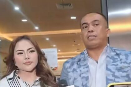 Selebgram Lisa Mariana tiba di Gedung Bareskrim Polri, Jakarta, Jumat (24/10/2025), untuk menjalani pemeriksaan sebagai tersangka kasus dugaan pencemaran nama baik terhadap Ridwan Kamil. Foto: Tangkap layar, TikTok @haludrama3