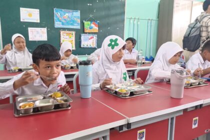 Siswa menyantap menu Makan Bergizi Gratis (MBG) di SDN kawasan Depok, Jawa Barat. Foto: Joesvicar Iqbal/dok/ipol.id