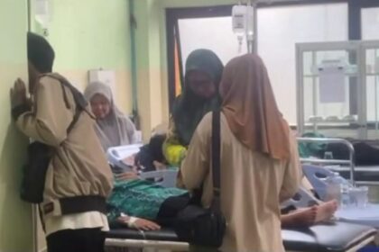 Sebanyak 130 anak murid di Yayasan Assalam, Banjar, Kalimantan Selatan (Kalsel) dilarikan ke RSUD Ratu Zalecha karena keracunan makanan setelah mengonsumsi makan bergizi gratis (MBG). Foto: Tangkap layar IG @posko.rakyat62