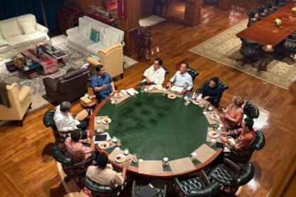 Presiden Prabowo Subianto menerima Ketua MPR RI Ahmad Muzani beserta sejumlah jajaran menteri Kabinet Merah Putih di kediaman pribadinya di Hambalang, Bogor, tadi malam.