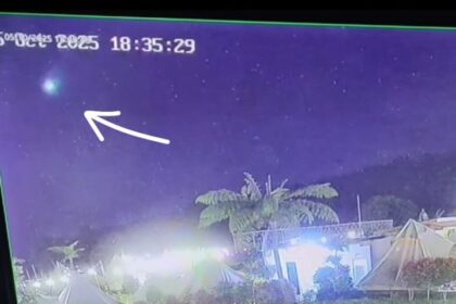Fenomena langit langka menghebohkan warga Cirebon dan sekitarnya pada Minggu malam, (5/10/2025). Foto: Tangkap layar IG @undercover.id
