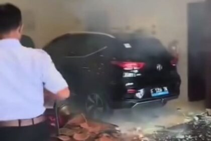 Mobil listrik MG ZS EV yang terlibat insiden di lobi Hotel Tjokro, Klaten, Jawa Tengah, Jumat (24/10/2025). Tidak ada korban luka dalam peristiwa tersebut. Foto: Tangkap layar IG @info.negri