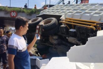 Detik-detik Truk Tronton, Jatuh dari Tol Tangerang – Merak, Timpa Mobil dan Motor, dan Seorang Dilaporkan Tewas
