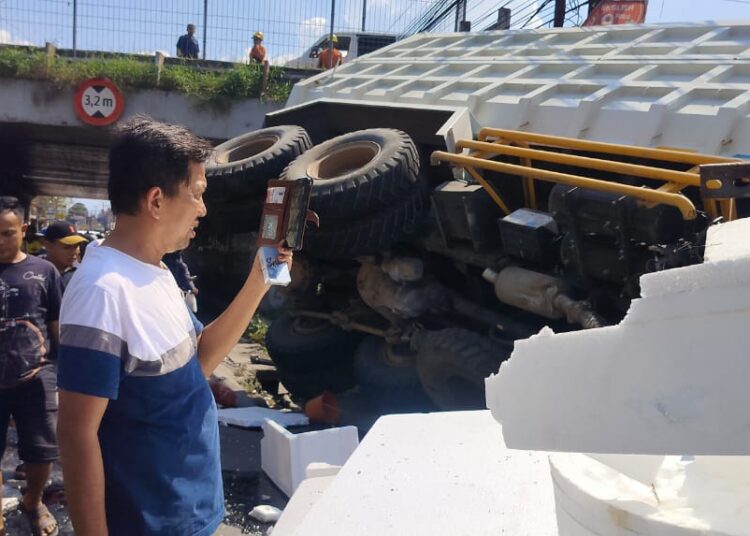 Detik-detik Truk Tronton, Jatuh dari Tol Tangerang – Merak, Timpa Mobil dan Motor, dan Seorang Dilaporkan Tewas