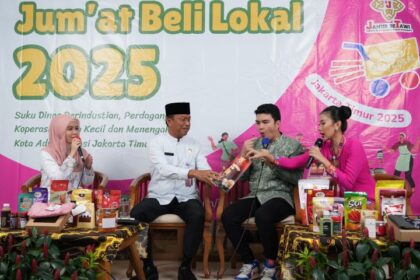 Wali Kota Jakarta Timur, Munjirin bersama artis Aldi Taher mencicip produk Usaha Mikro, Kecil, dan Menengah (UMKM) dalam kegiatan Jumat Beli Lokal di Gerai Jakpreuner Kota Jakarta Timur, di Lobby Gedung Blok 2, Kantor Walikota Jakarta Timur (Jaktim), Jumat (24/10/2025). Foto: IstWali Kota Jakarta Timur, Munjirin bersama artis Aldi Taher mencicip produk Usaha Mikro, Kecil, dan Menengah (UMKM) dalam kegiatan Jumat Beli Lokal di Gerai Jakpreuner Kota Jakarta Timur, di Lobby Gedung Blok 2, Kantor Walikota Jakarta Timur (Jaktim), Jumat (24/10/2025). Foto: Ist