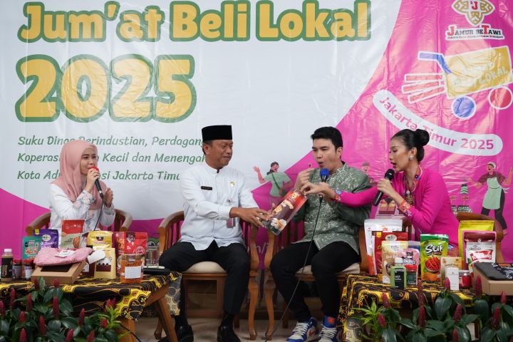 Wali Kota Jakarta Timur, Munjirin bersama artis Aldi Taher mencicip produk Usaha Mikro, Kecil, dan Menengah (UMKM) dalam kegiatan Jumat Beli Lokal di Gerai Jakpreuner Kota Jakarta Timur, di Lobby Gedung Blok 2, Kantor Walikota Jakarta Timur (Jaktim), Jumat (24/10/2025). Foto: IstWali Kota Jakarta Timur, Munjirin bersama artis Aldi Taher mencicip produk Usaha Mikro, Kecil, dan Menengah (UMKM) dalam kegiatan Jumat Beli Lokal di Gerai Jakpreuner Kota Jakarta Timur, di Lobby Gedung Blok 2, Kantor Walikota Jakarta Timur (Jaktim), Jumat (24/10/2025). Foto: Ist